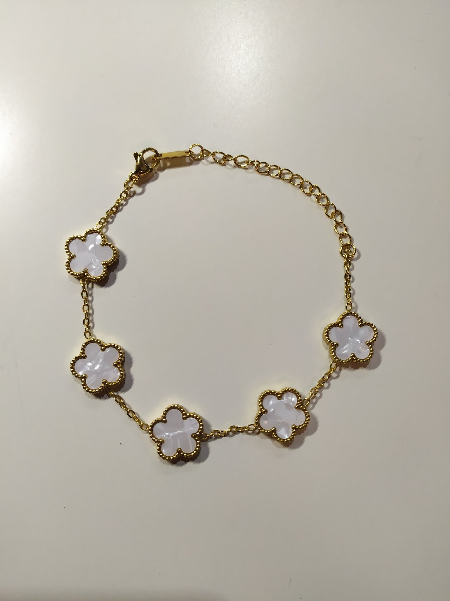 Pulsera trebol de cinco hojas blanco