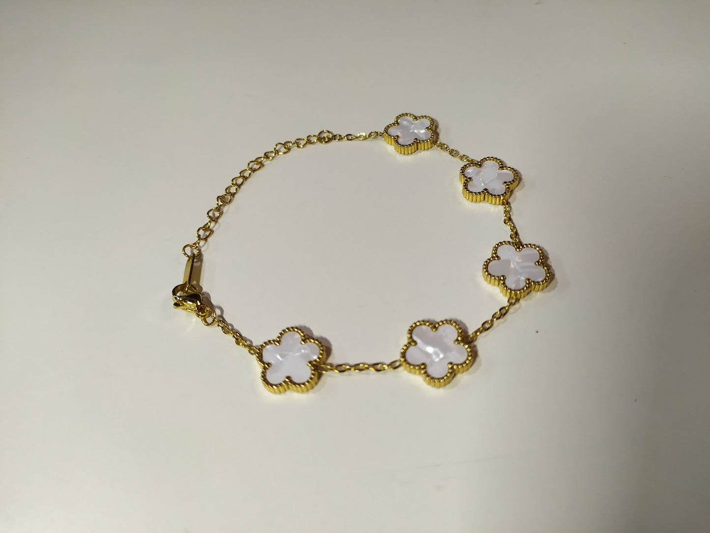 Pulsera trebol de cinco hojas blanco