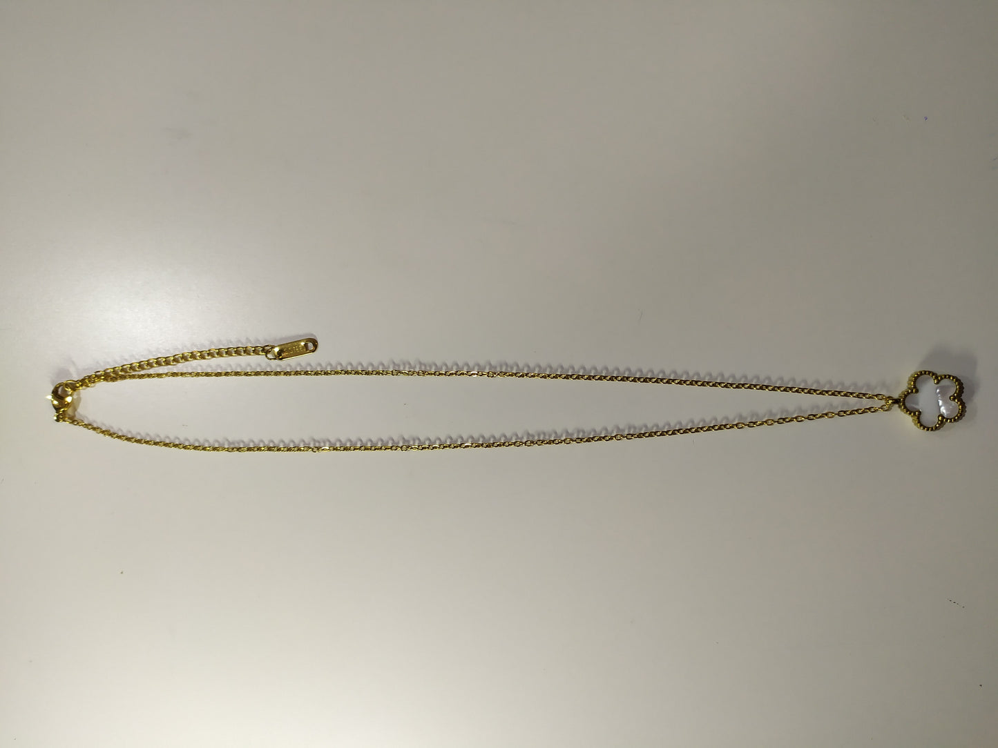 Collar con colgante trebol cinco hojas blanco