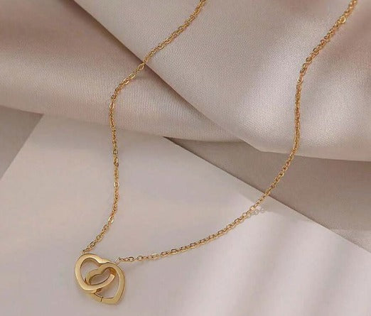 Collar de doble anillo de corazón dorado