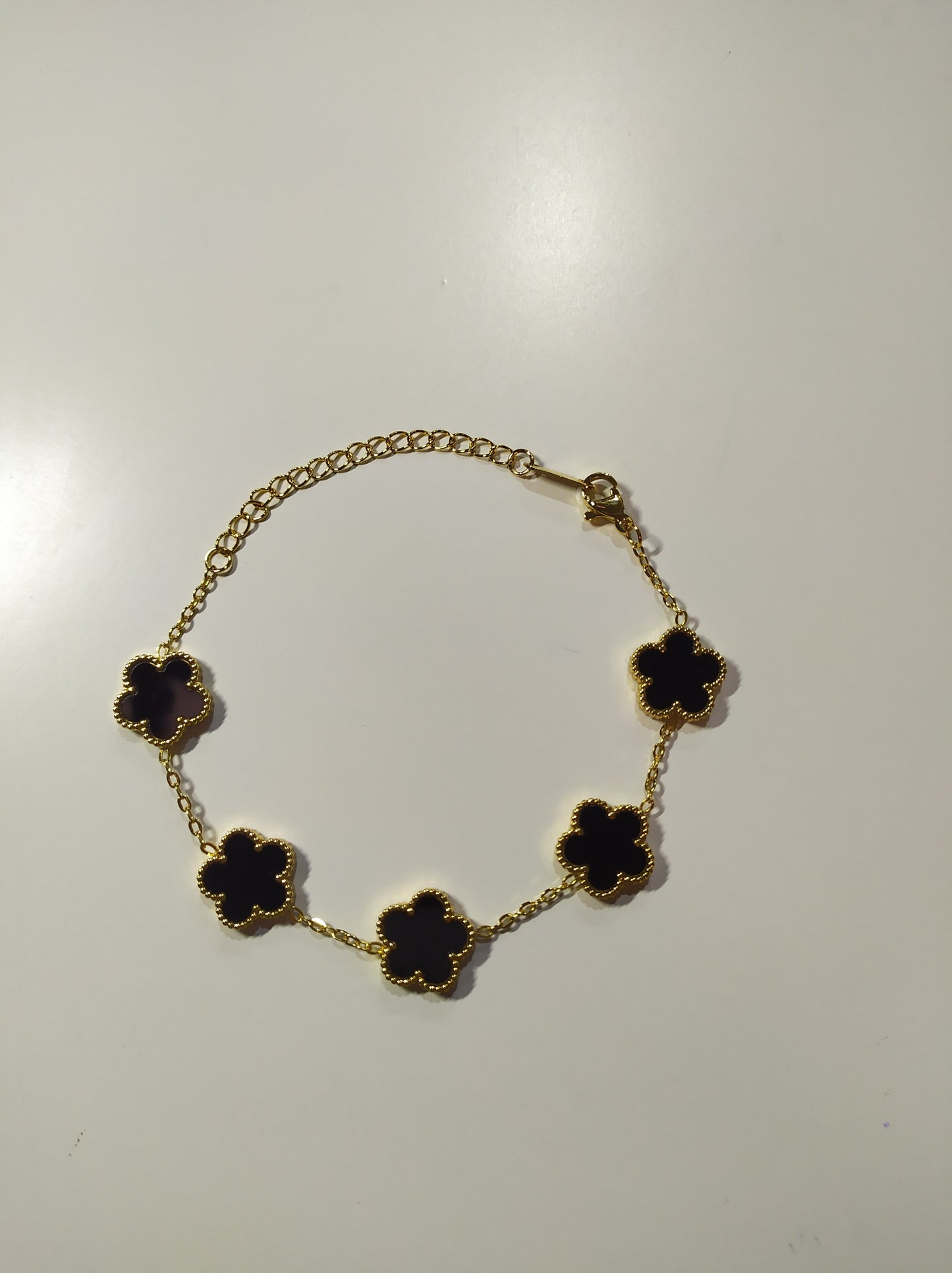 Pulsera trebol de cinco hojas negro