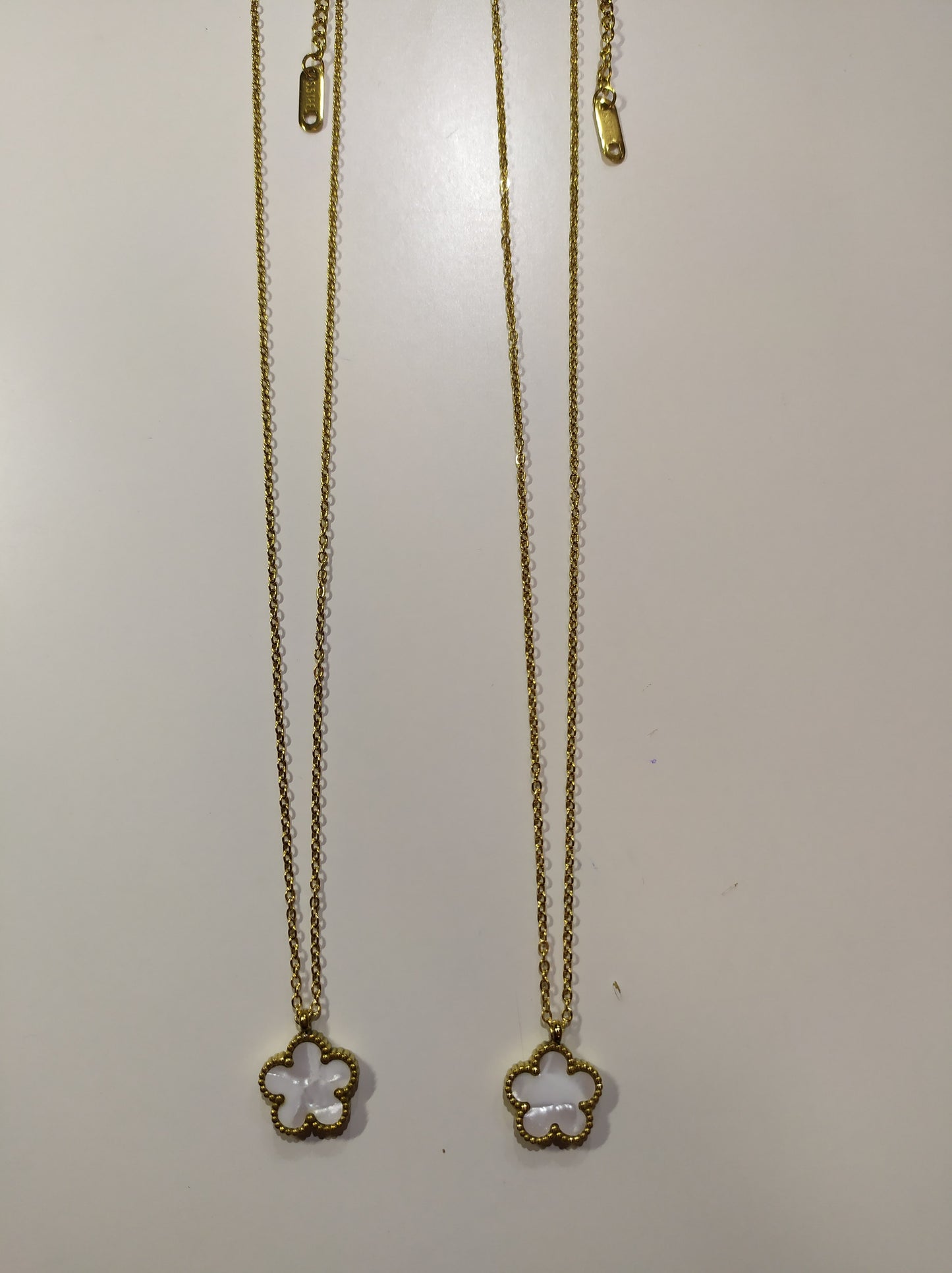 Collar con colgante trebol cinco hojas blanco