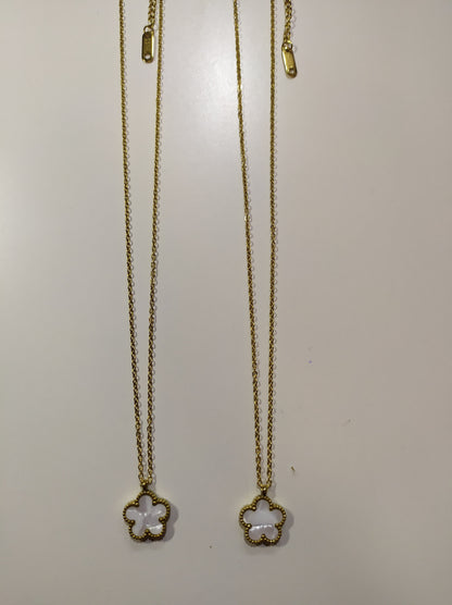 Collar con colgante trebol cinco hojas blanco