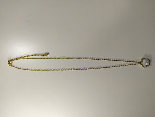 Collar con colgante trebol cinco hojas blanco