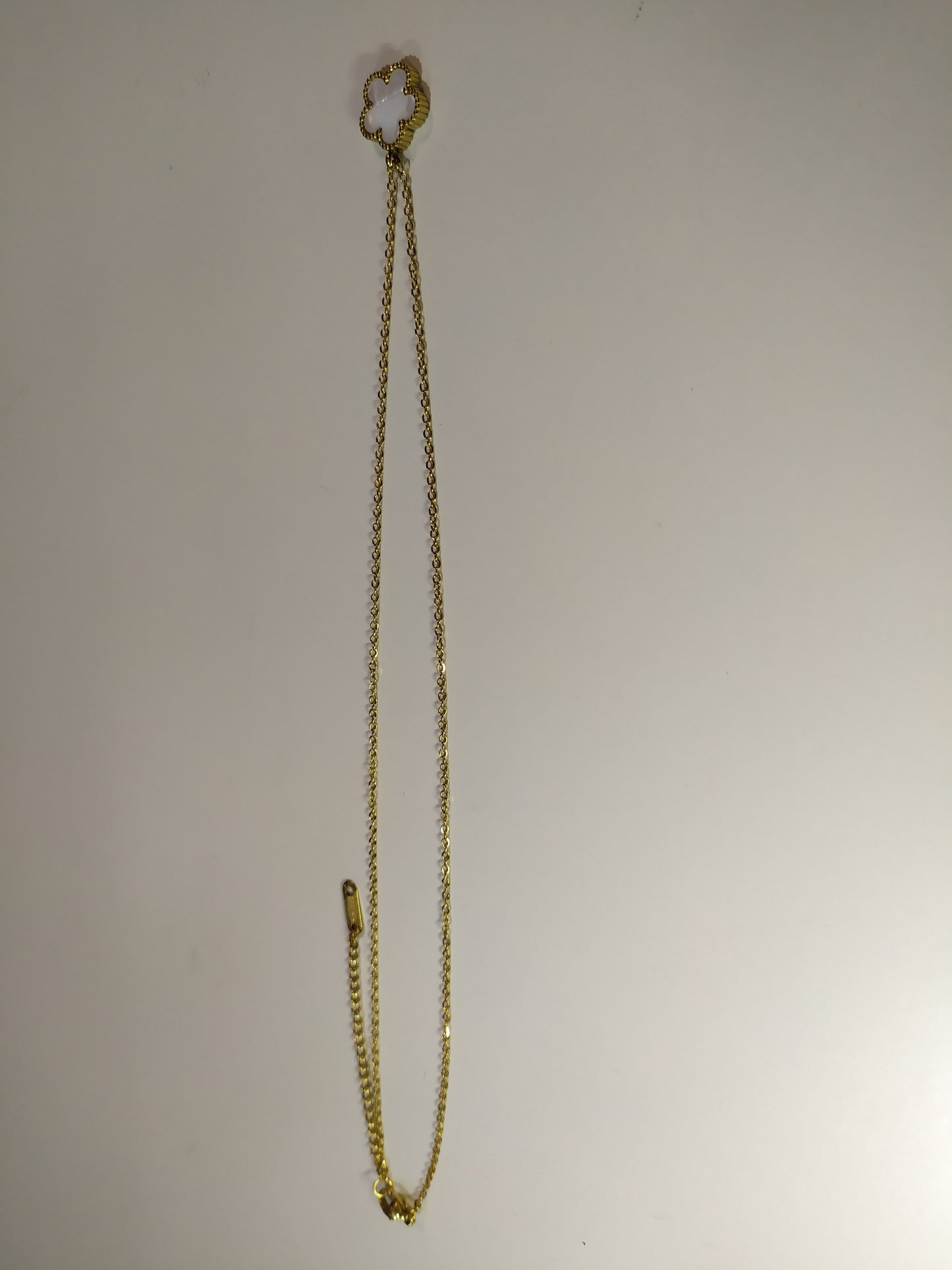 Collar con colgante trebol cinco hojas blanco
